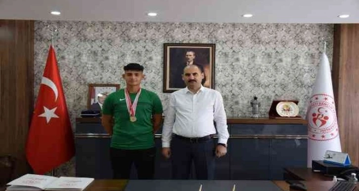 Başarılı sporcudan İl Müdürü Özdemir’e ziyaret