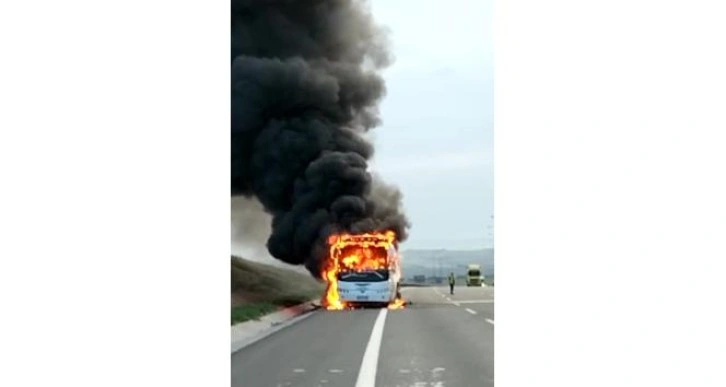 Kuzey Marmara Otoyolu'nda tur otobüsü alev alev yandı