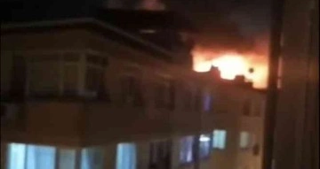 Fatih’te 4 katlı binanın çatısında korkutan yangın