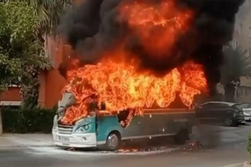 İzmir'de alev alan yolcu minibüsü cayır cayır yandı