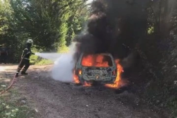 Kocaeli'de park halindeki otomobil alev alev yandı!