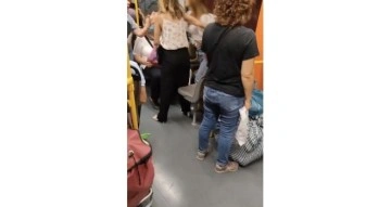 Metroda yer verme yüzünden çıkan tartışma kameralara yansıdı